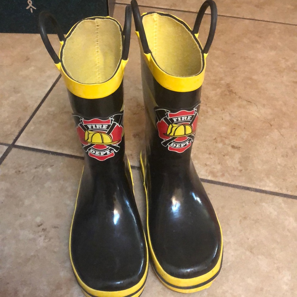 Used RuggedBear boots size 11